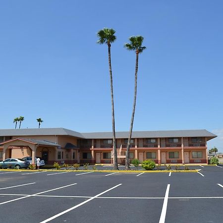 Deluxe Inn And Suites Weslaco Exterior photo