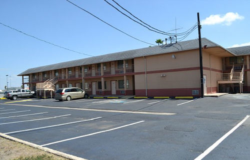 Deluxe Inn And Suites Weslaco Exterior photo