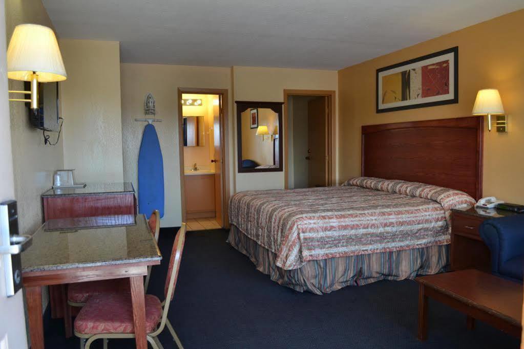 Deluxe Inn And Suites Weslaco Exterior photo